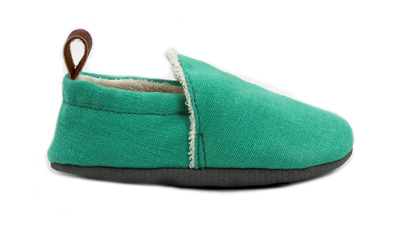 Kinder Barfußhausschuh mit breiter Zehenbox, flexibler Sohle und elastischem Einstieg, geschlossene Zehen und geschlossener Fersenbereich, einzelner Schuh, Seitenansicht außen