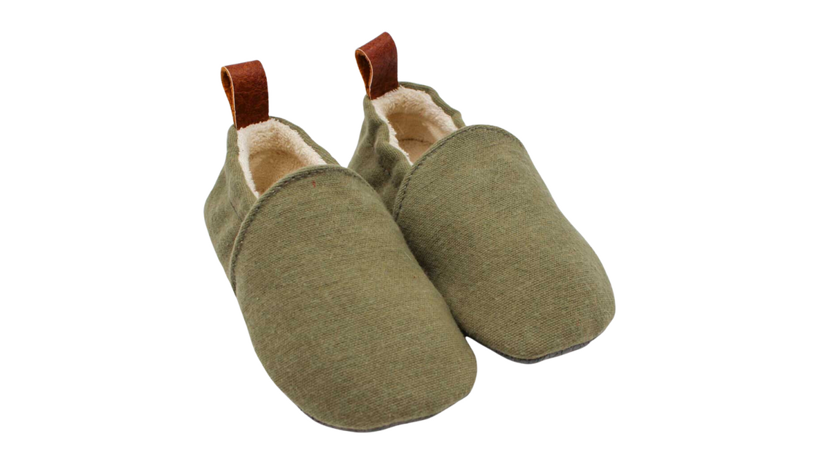 Kinder Barfußhausschuh mit breiter Zehenbox, flexibler Sohle und elastischem Einstieg, geschlossene Zehen und geschlossener Fersenbereich, Paar, schräge Vorderansicht