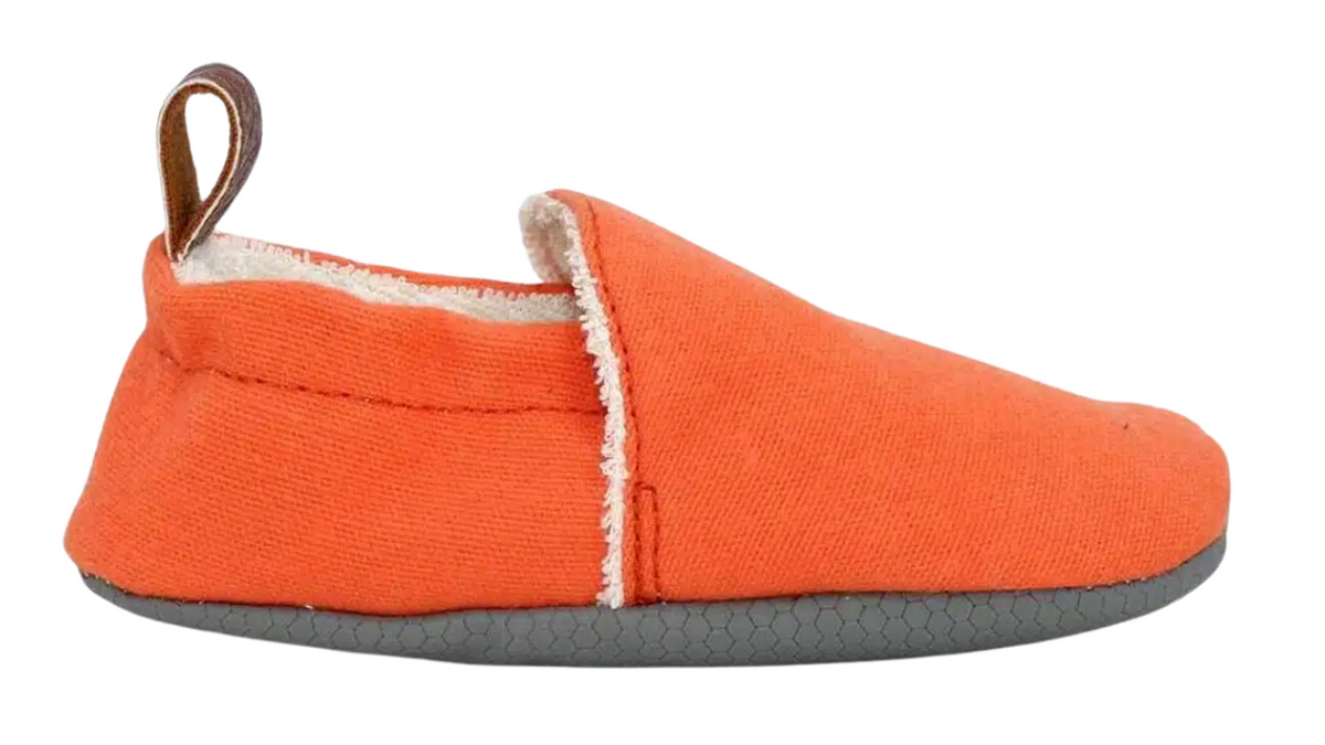 Kinder Barfußhausschuh mit breiter Zehenbox, flexibler Sohle und elastischem Einstieg, geschlossene Zehen und geschlossener Fersenbereich, einzelner Schuh, Seitenansicht außen