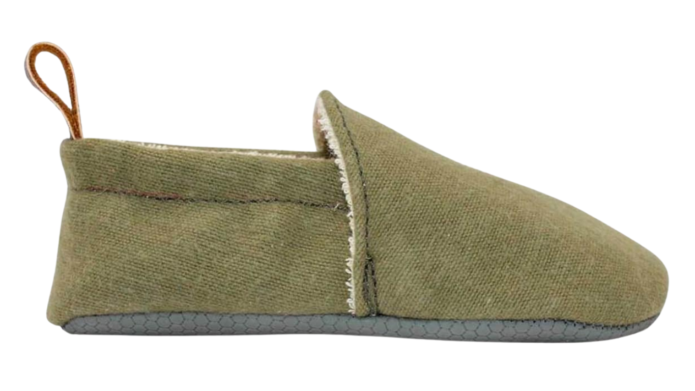 Kinder Barfußhausschuh mit breiter Zehenbox, flexibler Sohle und elastischem Einstieg, geschlossene Zehen und geschlossener Fersenbereich, einzelner Schuh, Seitenansicht außen
