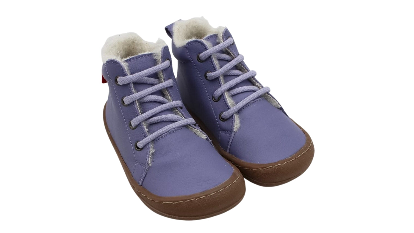 Kinder Barfußschuhe mit breiter Zehenbox, flexibler Sohle und Schnürung, geschlossene Zehen und geschlossener Fersenbereich, Paar, schräge Vorderansicht