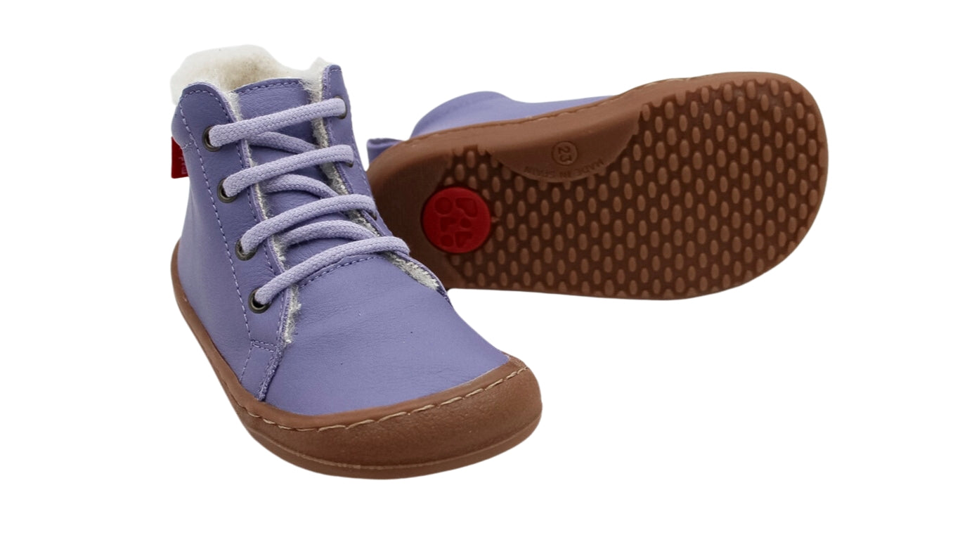 Kinder Barfußschuhe mit breiter Zehenbox, flexibler Sohle und Schnürung, geschlossene Zehen und geschlossener Fersenbereich, Paar, schräge Vorderansicht