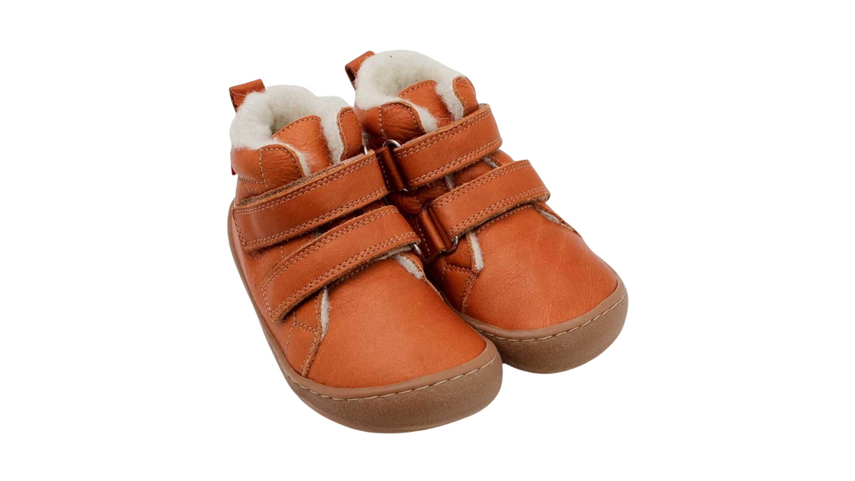 Kinder Barfußschuh mit breiter Zehenbox, flexibler Sohle und zwei Klettverschlüssen, geschlossene Zehen und geschlossener Fersenbereich, Paar, schräge Vorderansicht