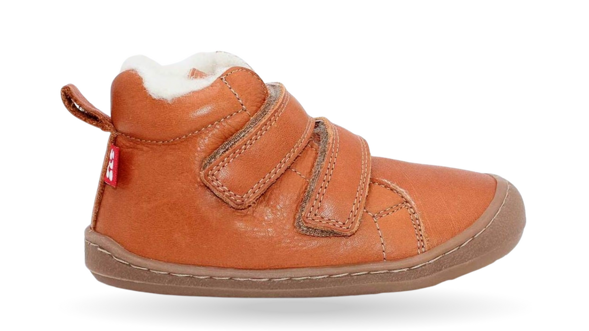 Kinder Barfußschuh mit breiter Zehenbox, flexibler Sohle und zwei Klettverschlüssen, geschlossene Zehen und geschlossener Fersenbereich, Seitenansicht