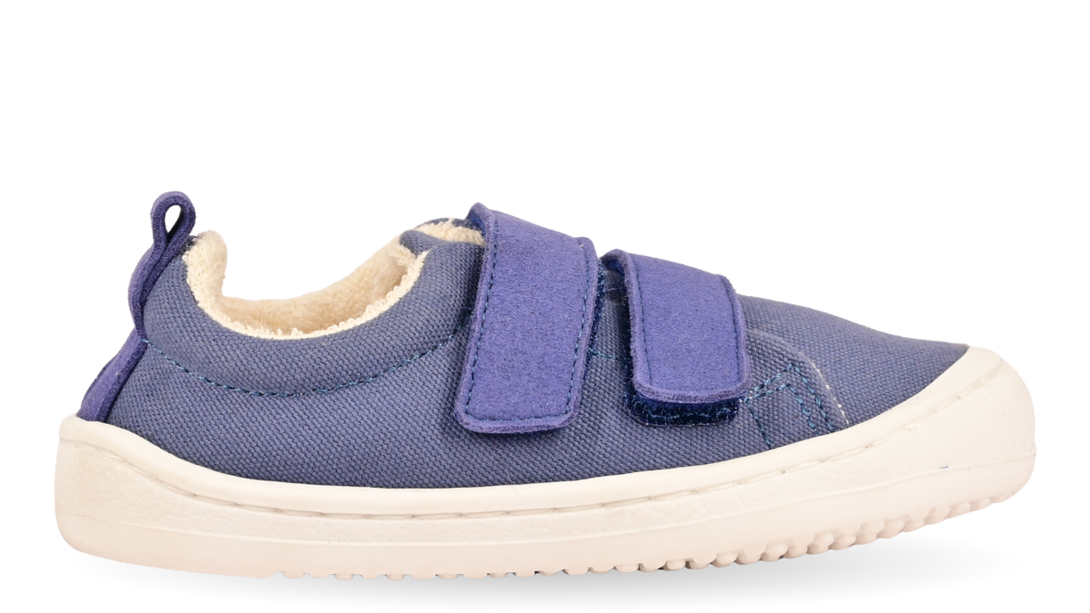 Kinder Barfußschuh mit breiter Zehenbox, flexibler Sohle und zwei Klettverschlüssen, geschlossene Zehen und geschlossener Fersenbereich, einzelner Schuh, Seitenansicht außen