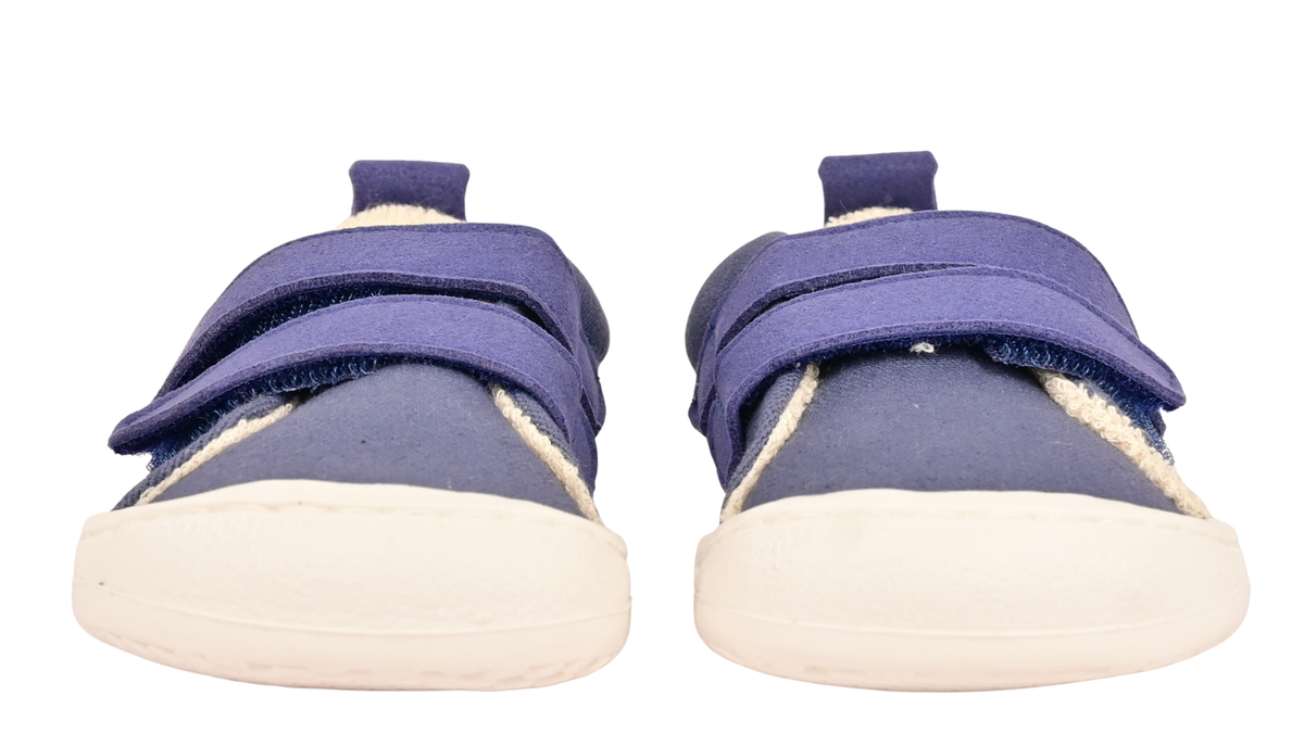 Kinder Barfußschuh mit breiter Zehenbox, flexibler Sohle und zwei Klettverschlüssen, geschlossene Zehen und geschlossener Fersenbereich, Paar, Vorderansicht