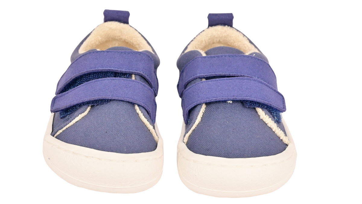 Kinder Barfußschuh mit breiter Zehenbox, flexibler Sohle und zwei Klettverschlüssen, geschlossene Zehen und geschlossener Fersenbereich, Paar, Vorderansicht