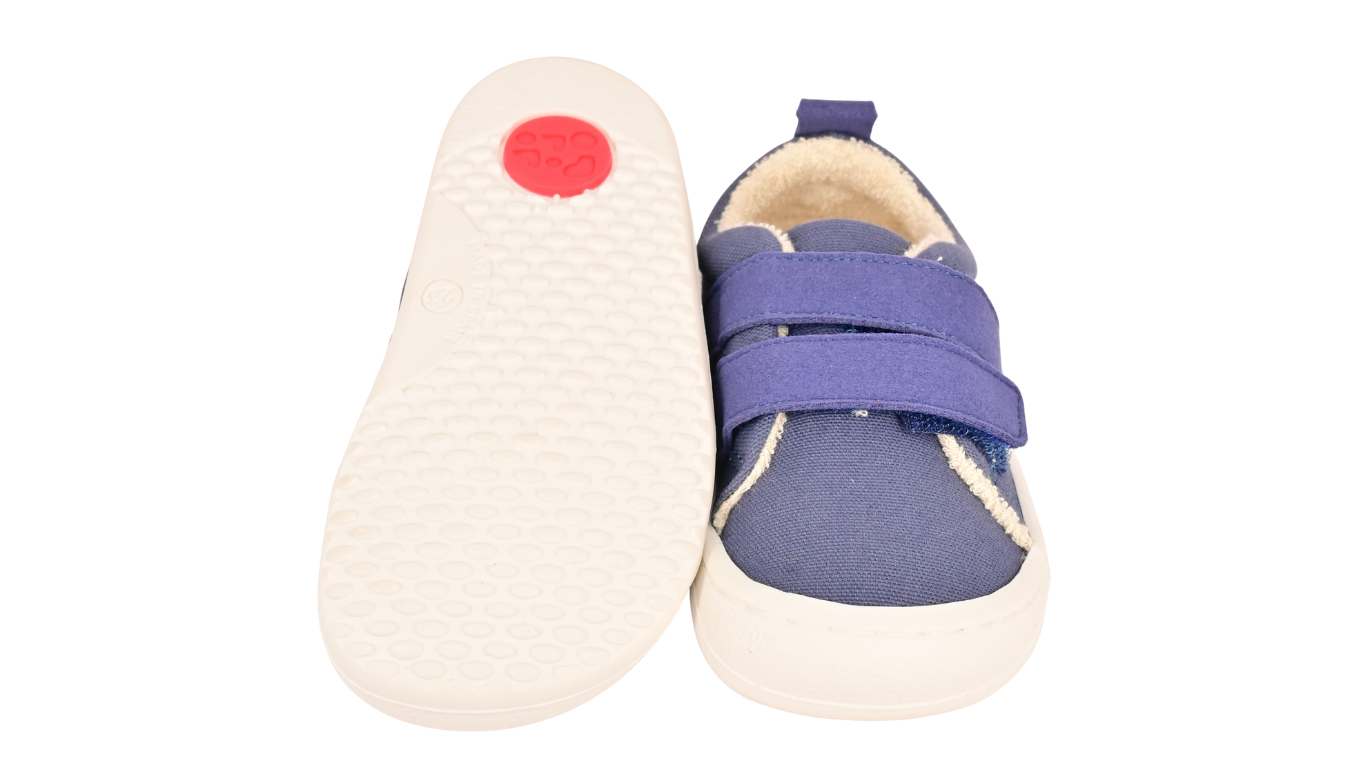Kinder Barfußschuh mit breiter Zehenbox, flexibler Sohle und zwei Klettverschlüssen, geschlossene Zehen und geschlossener Fersenbereich, Paar, Ansicht von unten und Draufsicht