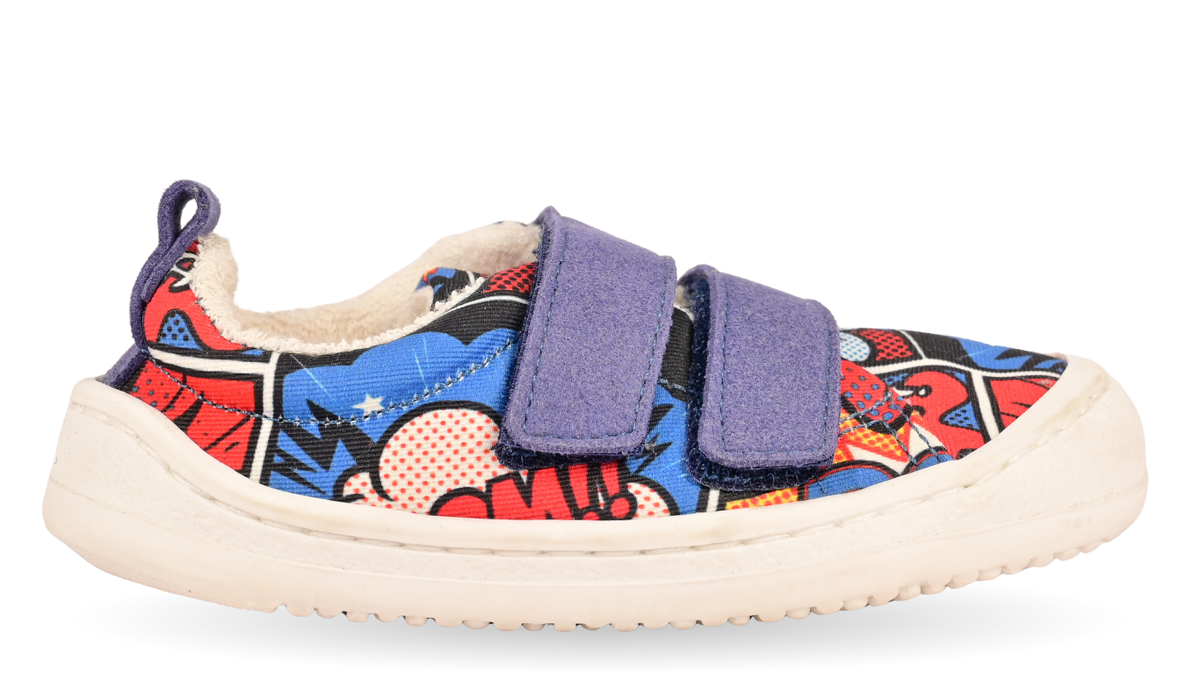 Kinder Barfußschuh mit breiter Zehenbox, flexibler Sohle und zwei Klettverschlüssen, geschlossene Zehen und geschlossener Fersenbereich, einzelner Schuh, Seitenansicht außen