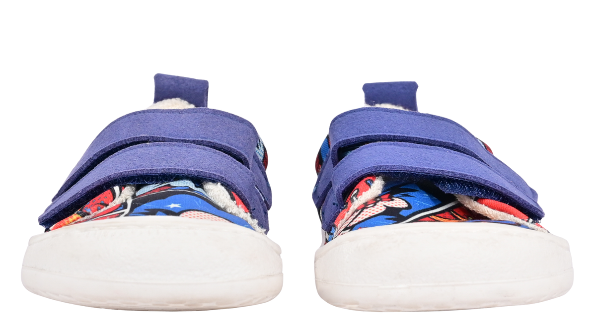 Kinder Barfußschuhe mit breiter Zehenbox, flexibler Sohle und zwei Klettverschlüssen, geschlossene Zehen und geschlossener Fersenbereich, Paar, Vorderansicht