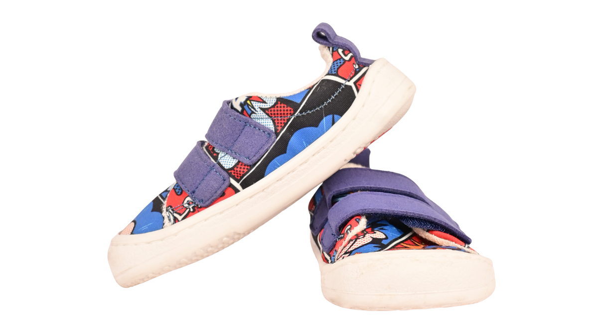 Kinder Barfußschuhe mit breiter Zehenbox, flexibler Sohle und zwei Klettverschlüssen, geschlossene Zehen und geschlossener Fersenbereich, Paar, schräge Vorderansicht