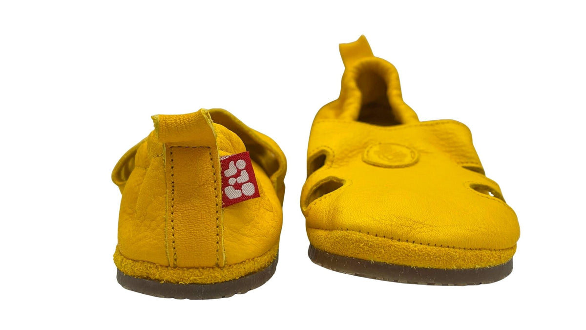 Kinder Barfußsandalen mit breiter Zehenbox, flexibler Sohle und Riemenkonstruktion, geschlossene Zehen und geschlossener Fersenbereich, Paar, Vorder- und Rückansicht