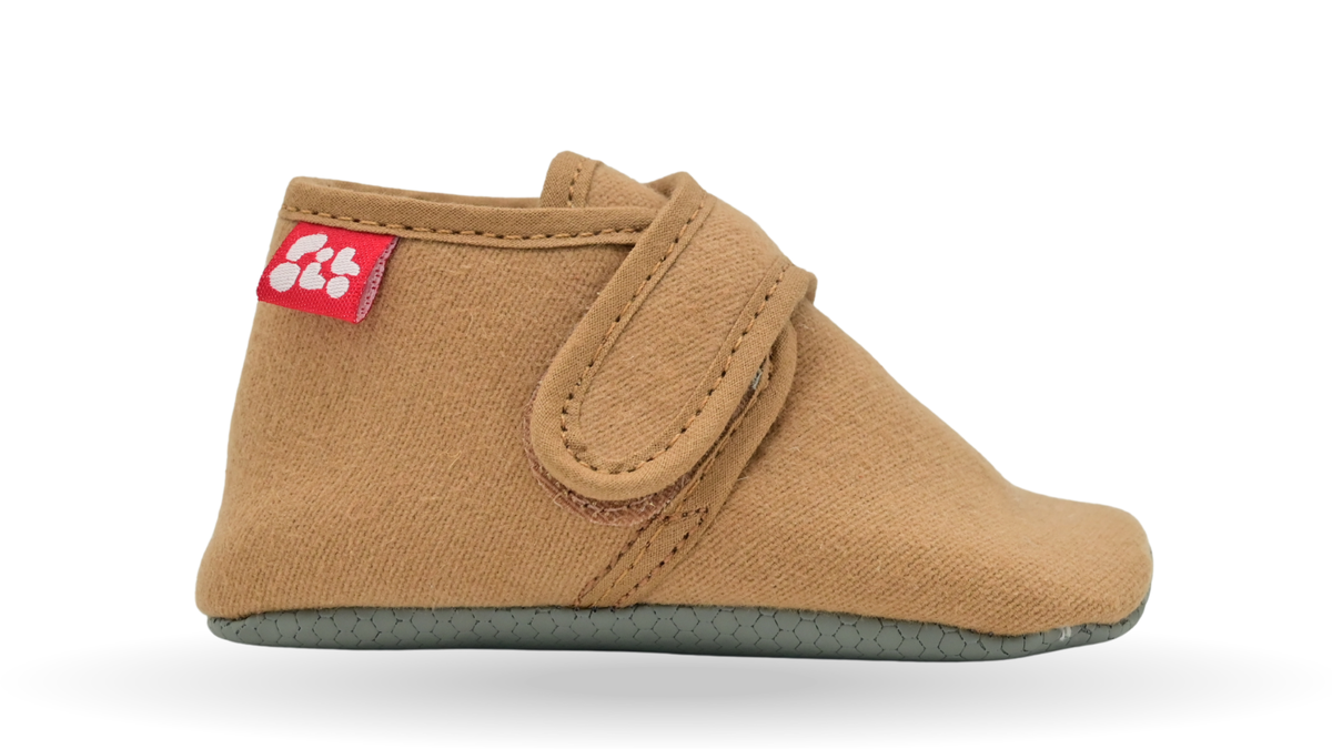Barfuß-Krabbelschuh für Kleinkinder mit breiter Zehenbox, Klettverschluss und geschlossenen Zehen, Seitenansicht außen