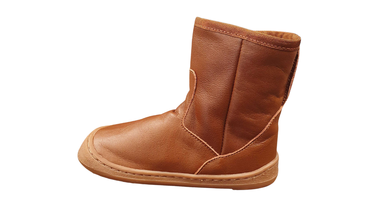 Kinder Barfußwinterstiefel mit breiter Zehenbox, flexibler Sohle und hohem Schaft, geschlossene Zehen und geschlossener Fersenbereich, einzelner Schuh, Seitenansicht außen