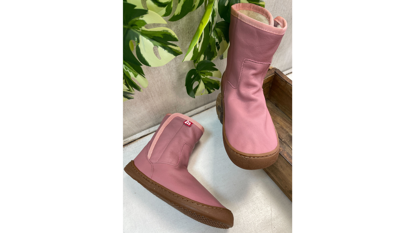 Kinder Barfußwinterstiefel mit breiter Zehenbox, flexibler Sohle und hohem Schaft, geschlossene Zehen und geschlossener Fersenbereich, Paar, schräge Vorderansicht
