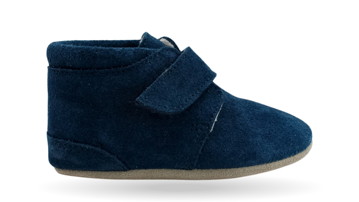 Kinder Barfußschuh mit breiter Zehenbox, flexibler Sohle und Klettverschluss, geschlossene Zehen und geschlossener Fersenbereich, einzelner Schuh, Seitenansicht außen