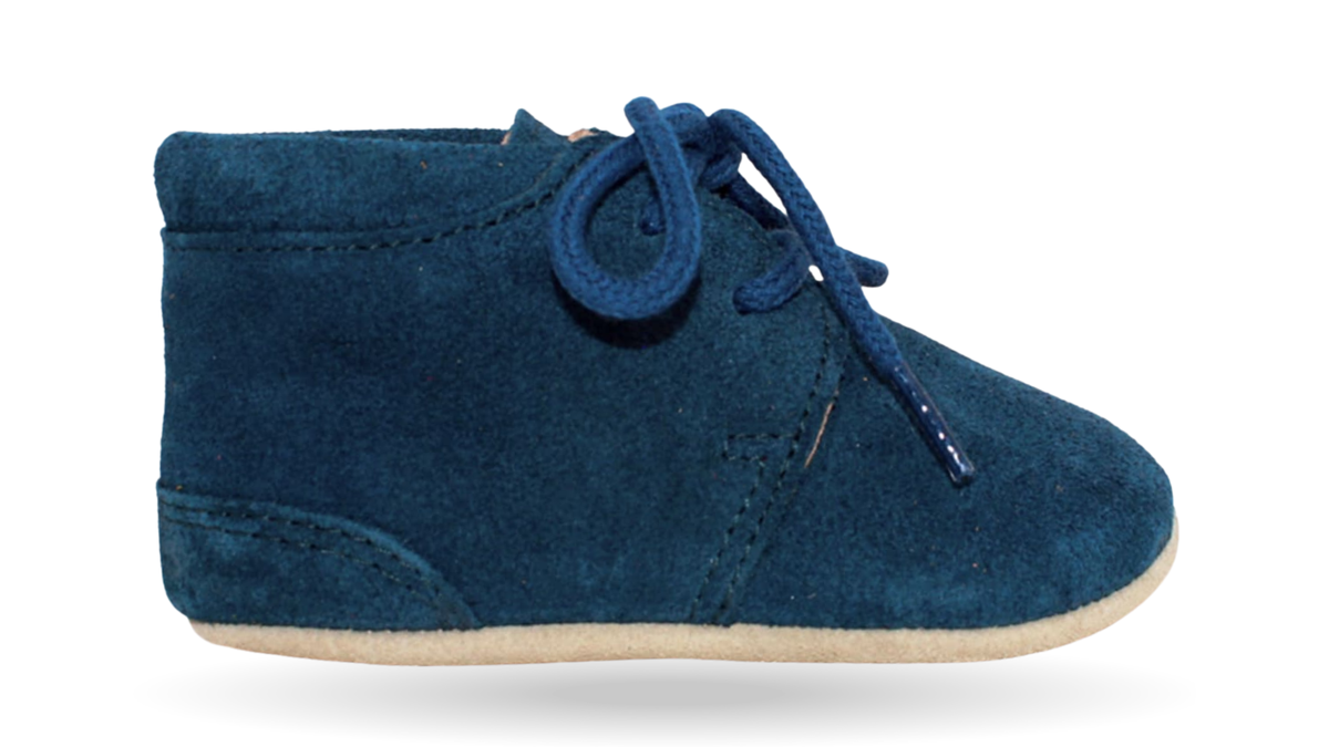 Kinder Barfußschuh mit breiter Zehenbox und Schnürung, geschlossene Zehen und geschlossener Fersenbereich, einzelner Schuh, Seitenansicht