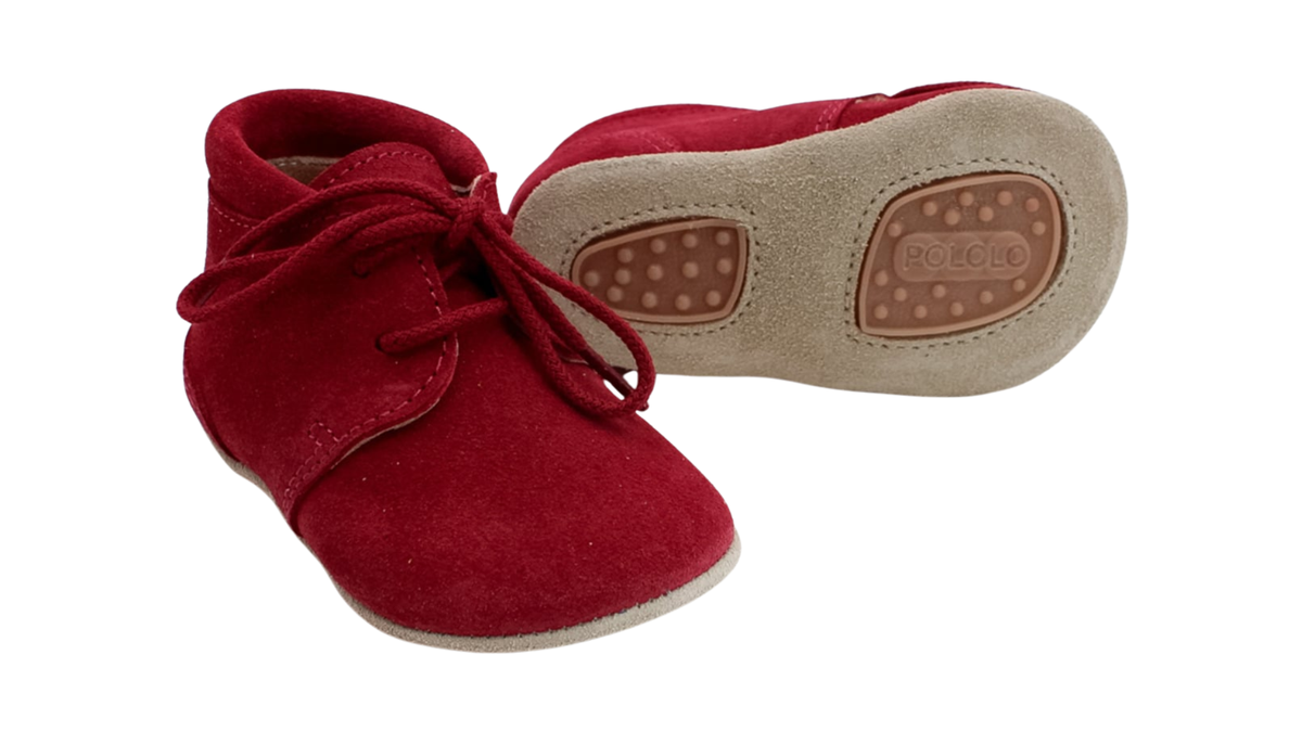 Kinder Barfußschuh mit breiter Zehenbox und Schnürung, geschlossene Zehen und geschlossener Fersenbereich, Schuhpaar, rechts Ansicht von unten, links schräge Draufsicht