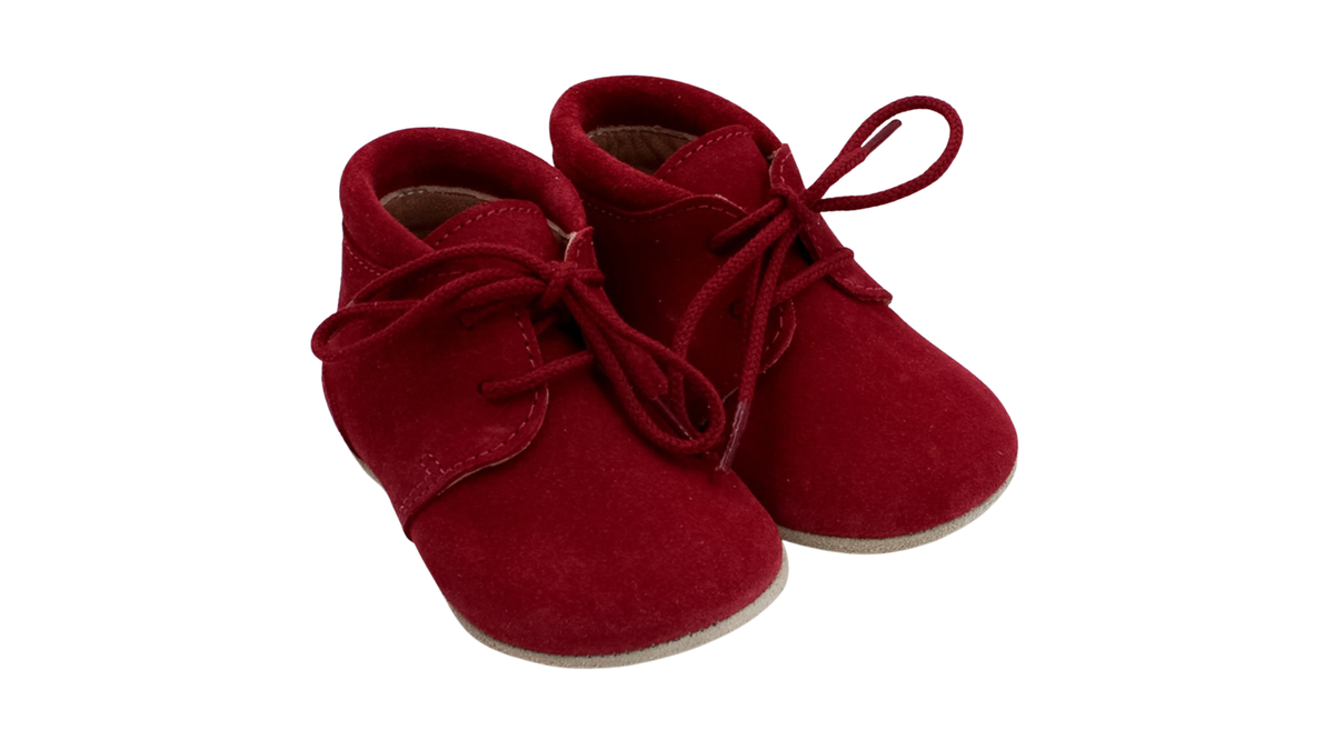 Kinder Barfußschuh mit breiter Zehenbox und Schnürung, geschlossene Zehen und geschlossener Fersenbereich, Schuhpaar, schräge Vorderansicht