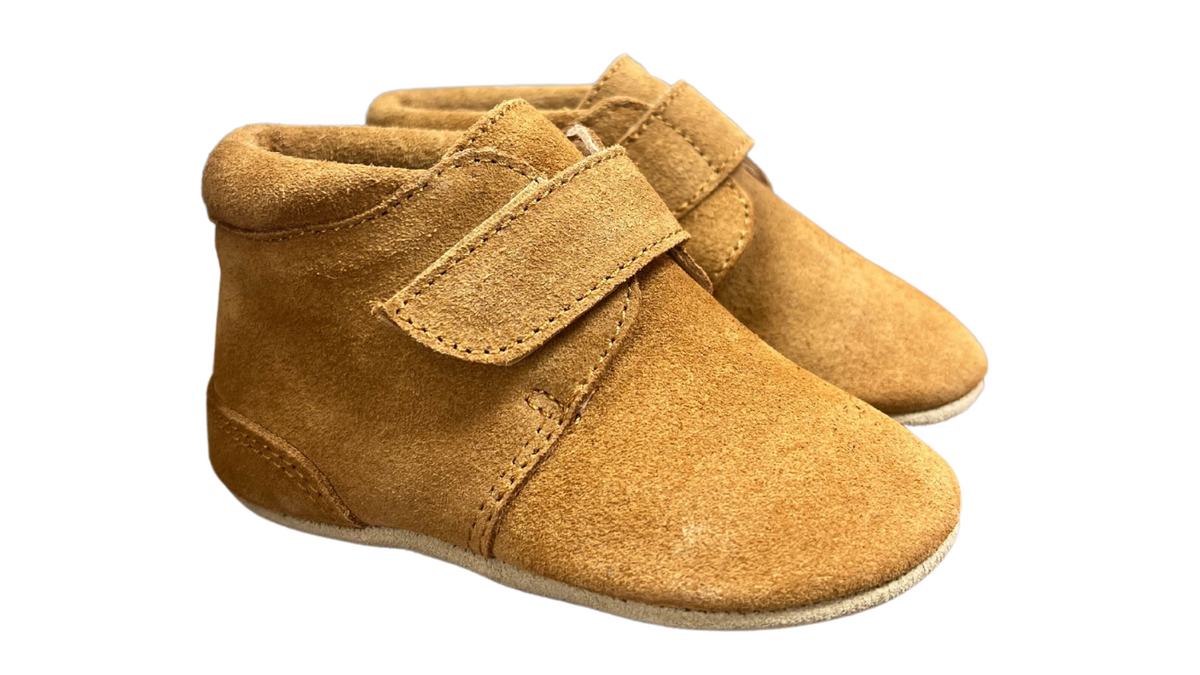 Kinder Barfußschuh mit breiter Zehenbox, flexibler Sohle und Klettverschluss, geschlossene Zehen und geschlossener Fersenbereich, Paar, Seitenansicht außen