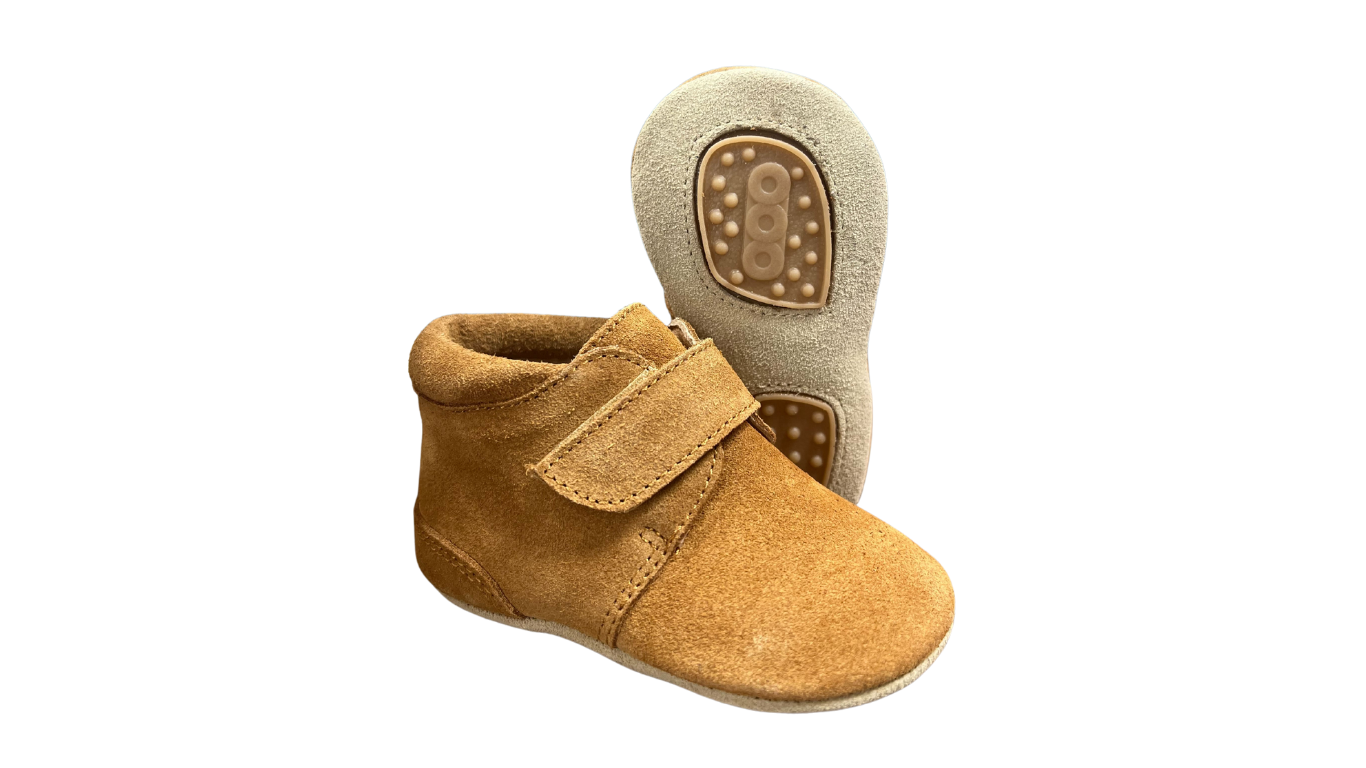 Kinder Barfußschuh mit breiter Zehenbox, flexibler Sohle und Klettverschluss, geschlossene Zehen und geschlossener Fersenbereich, Paar, Seitenansicht und Ansicht von unten