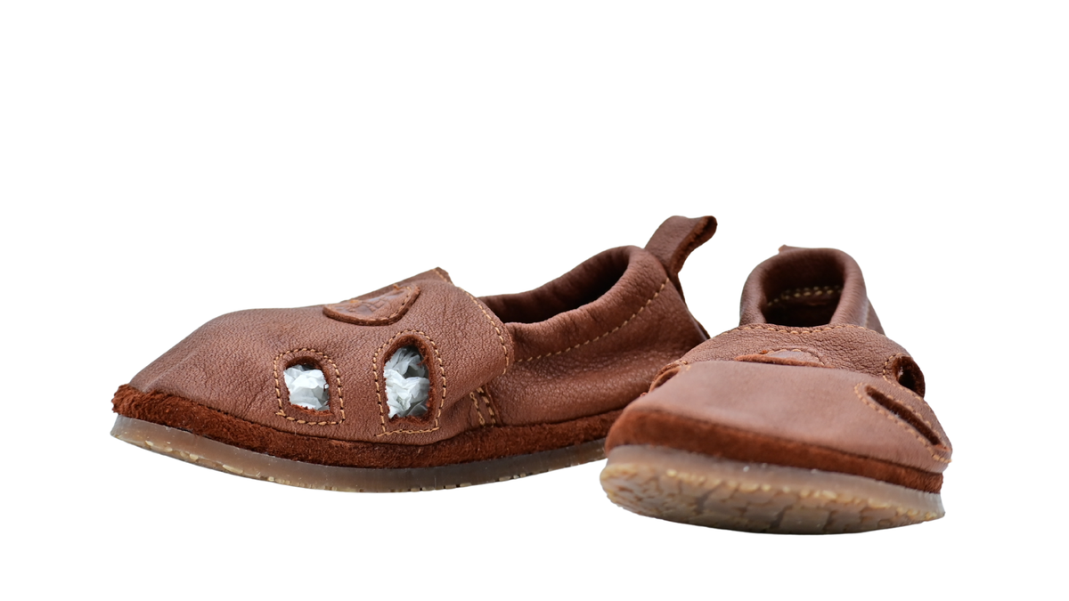 Kinder Barfußsandalen mit breiter Zehenbox, flexibler Sohle und Riemenkonstruktion, geschlossene Zehen und geschlossener Fersenbereich, Seiten- und Vorderansicht als Paar