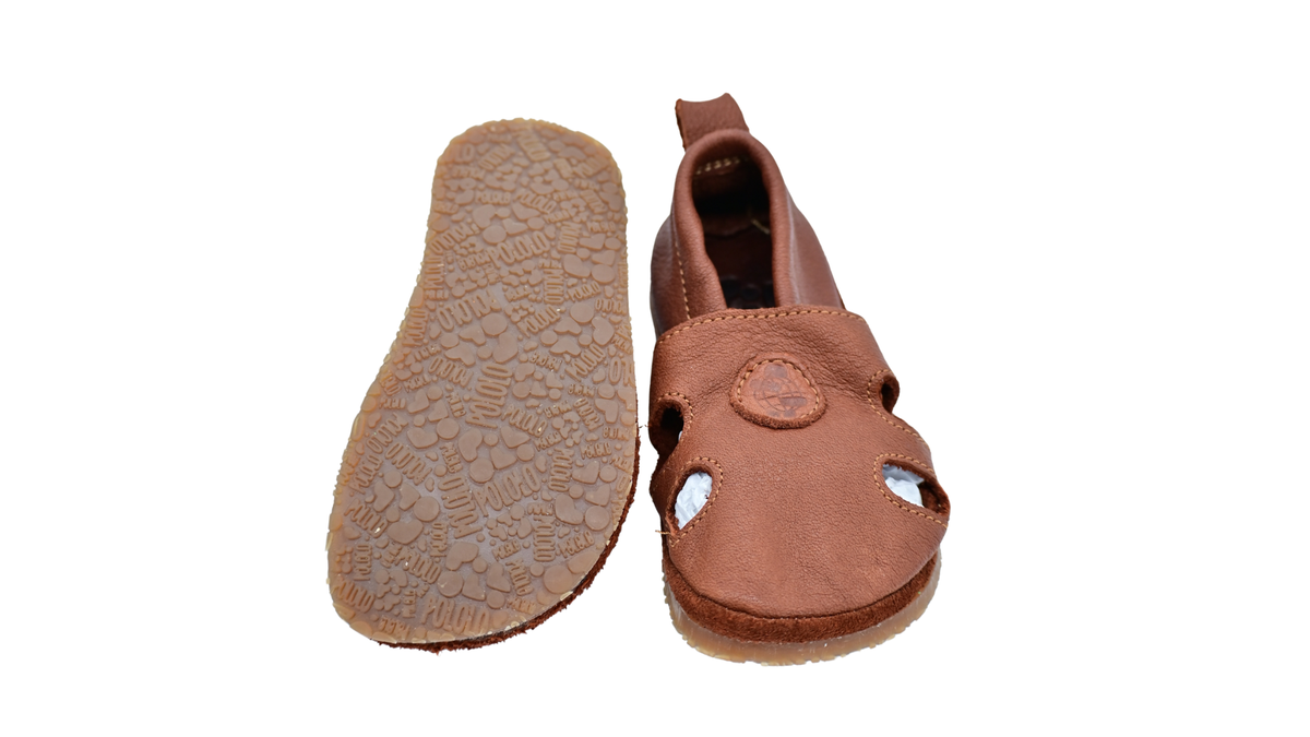 Kinder Barfußsandalen mit breiter Zehenbox, flexibler Sohle und Riemenkonstruktion, geschlossene Zehen und geschlossener Fersenbereich, Ansicht von unten und Draufsicht, Paar