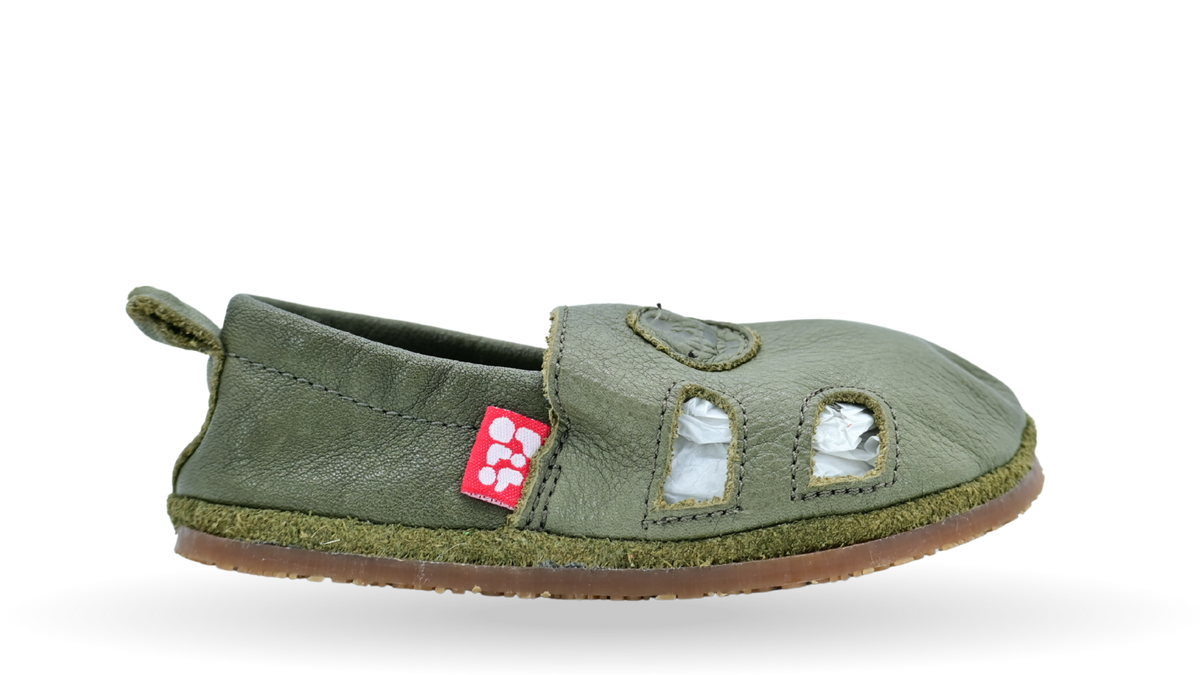 Kinder Barfußsandalen mit breiter Zehenbox, flexibler Sohle und Riemenkonstruktion, geschlossene Zehen und geschlossener Fersenbereich, Seitenansicht