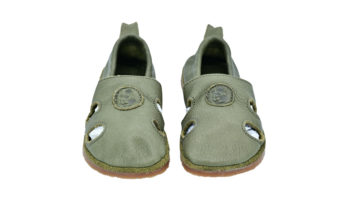 Kinder Barfußsandalen mit breiter Zehenbox, flexibler Sohle und Riemenkonstruktion, geschlossene Zehen und geschlossener Fersenbereich, Vorderansicht als Paar