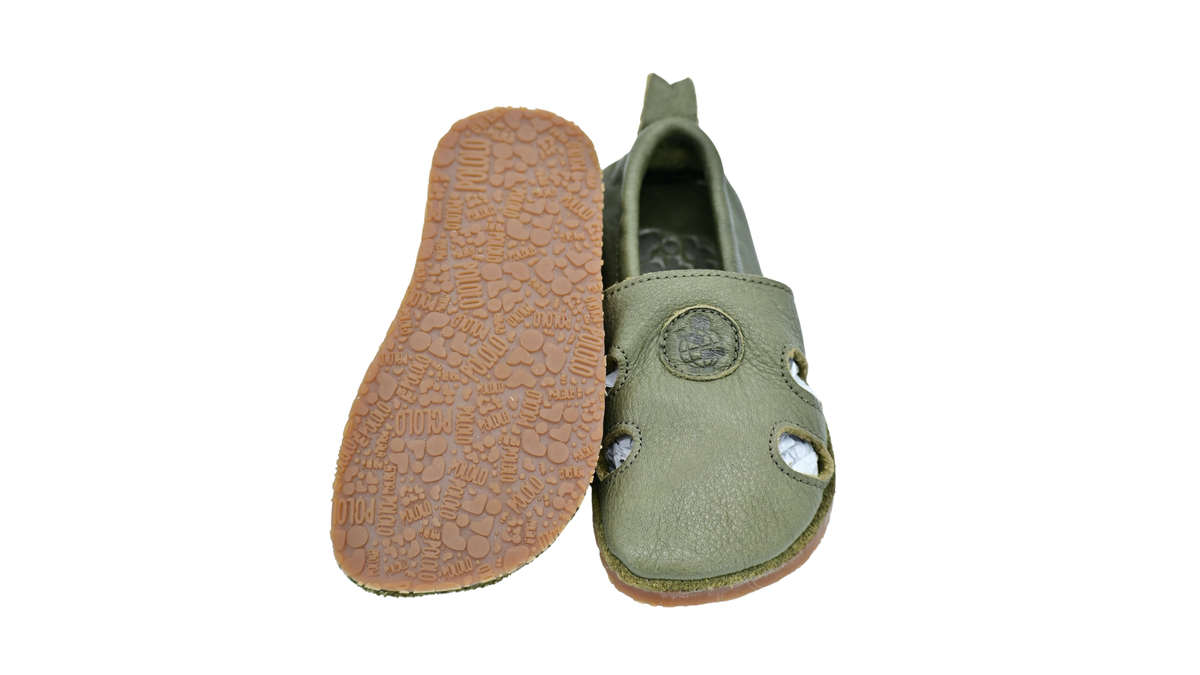 Kinder Barfußsandalen mit breiter Zehenbox, flexibler Sohle und Riemenkonstruktion, geschlossene Zehen und geschlossener Fersenbereich, Ansicht von unten und Draufsicht, Paar