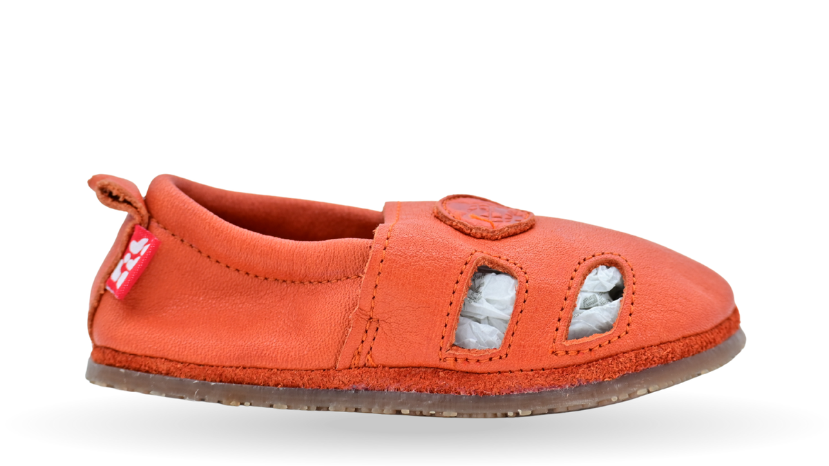 Kinder Barfußsandalen mit breiter Zehenbox, flexibler Sohle und Riemenkonstruktion, geschlossene Zehen und geschlossener Fersenbereich, Seitenansicht