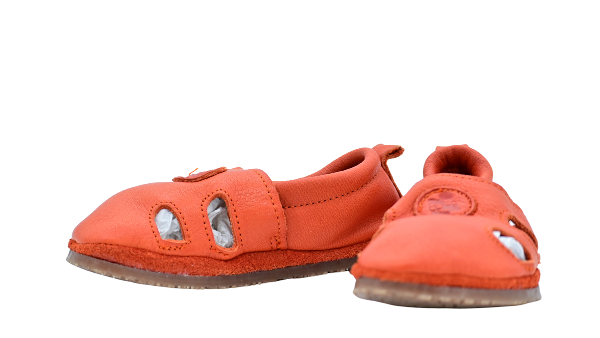 Kinder Barfußsandalen mit breiter Zehenbox, flexibler Sohle und Riemenkonstruktion, geschlossene Zehen und geschlossener Fersenbereich, Seiten- und Vorderansicht als Paar
