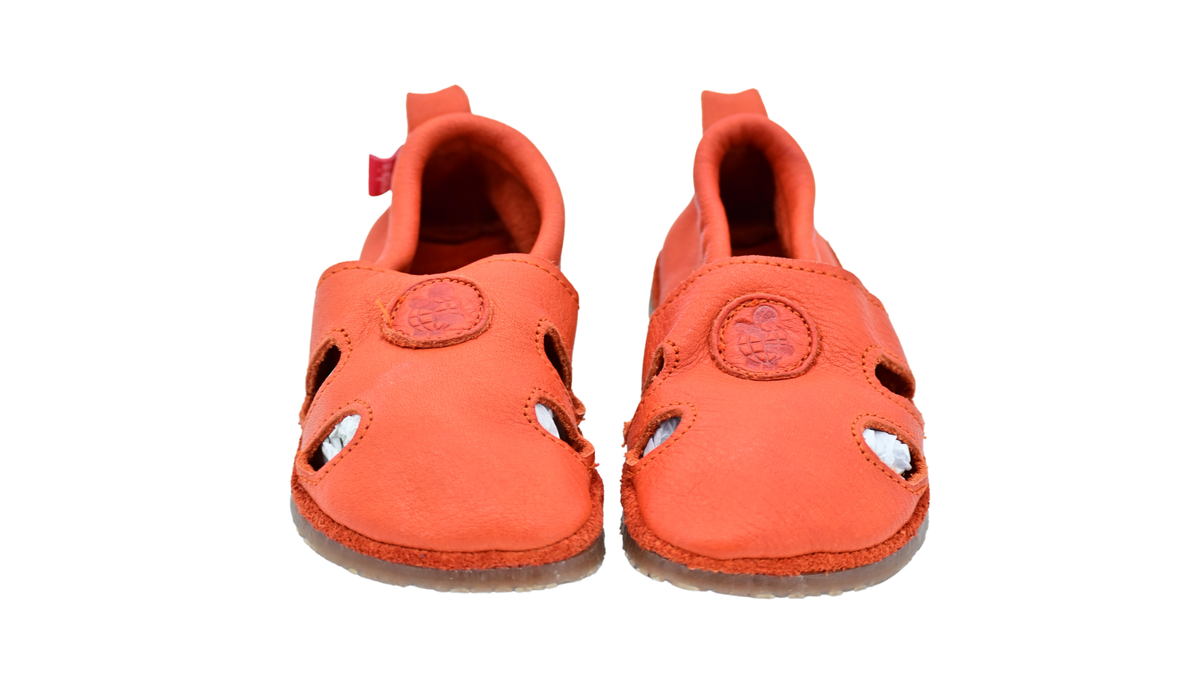 Kinder Barfußsandalen mit breiter Zehenbox, flexibler Sohle und Riemenkonstruktion, geschlossene Zehen und geschlossener Fersenbereich, Vorderansicht als Paar