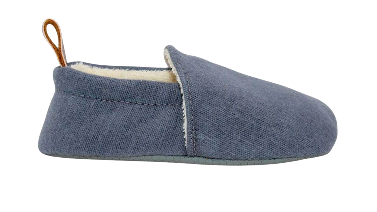 Kinder Barfußhausschuh mit breiter Zehenbox, flexibler Sohle und elastischem Einstieg, geschlossene Zehen und geschlossener Fersenbereich, einzelner Schuh, Seitenansicht außen