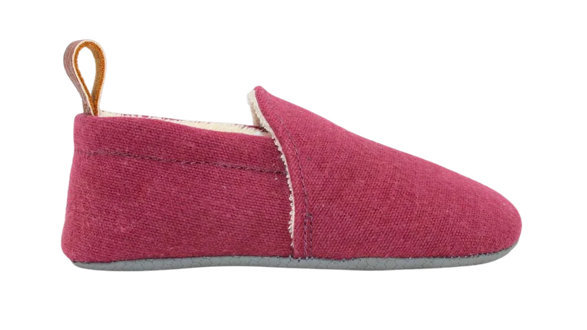 Kinder Barfußhausschuh mit breiter Zehenbox, flexibler Sohle und elastischem Einstieg, geschlossene Zehen und geschlossener Fersenbereich, einzelner Schuh, Seitenansicht außen