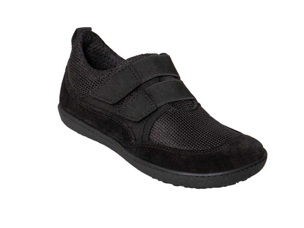 Barfußschuh, geschlossene Zehen und geschlossener Fersenbereich, Schnürsenkel, flexible Sohle, einzelner Schuh, schräge Vorderansicht