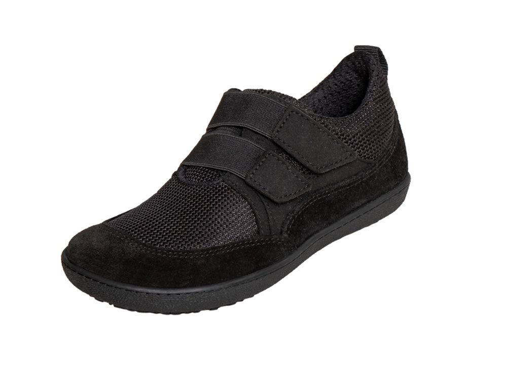 Barfußschuh, geschlossene Zehen und geschlossener Fersenbereich, Schnürsenkel, flexible Sohle, einzelner Schuh, schräge Vorderansicht