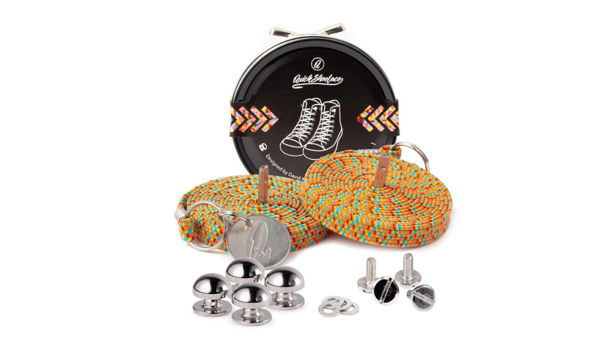 Schnürsenkel-Set, zwei runde Senkel mit Metallenden, Schraubverschlüsse, Metallknöpfe und Dose, Draufsicht