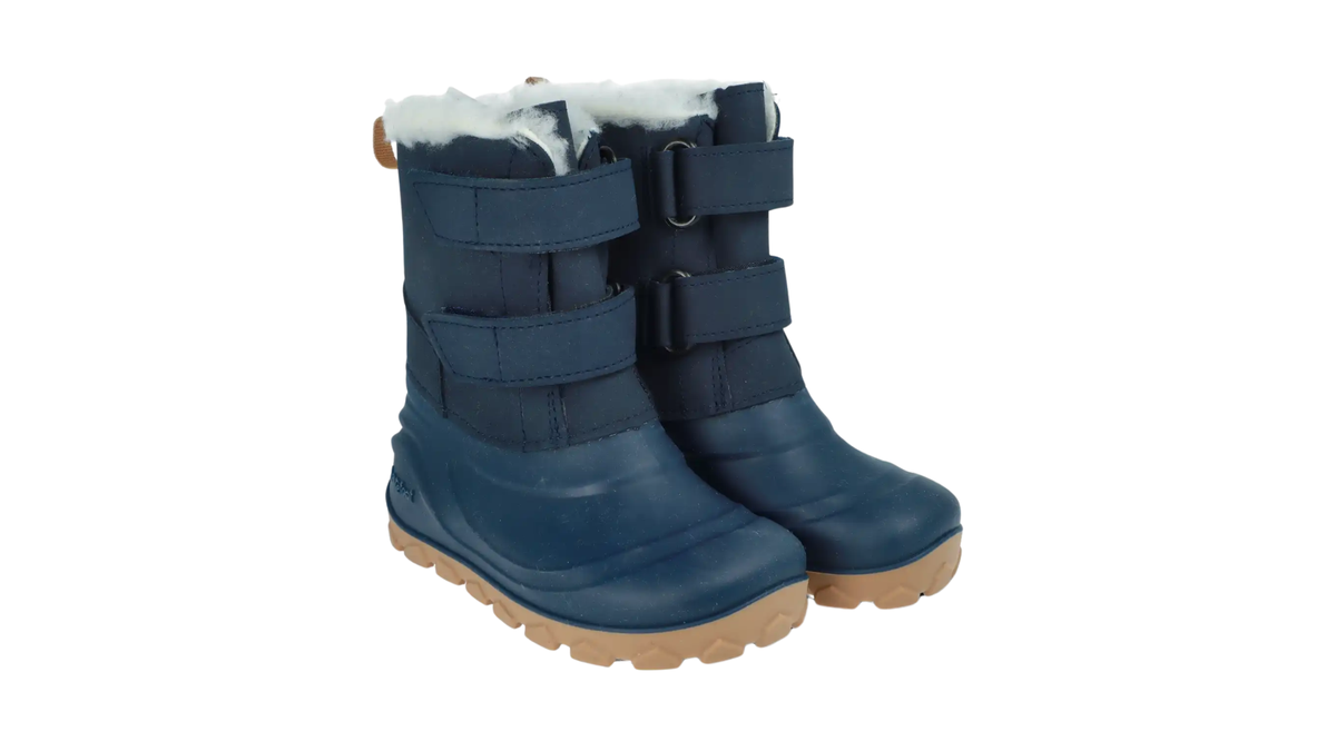 Paar Kinder-Barfußwinterstiefel mit zwei Klettverschlüssen, hohem Schaft und geschlossenen Zehen, schräge Vorderansicht