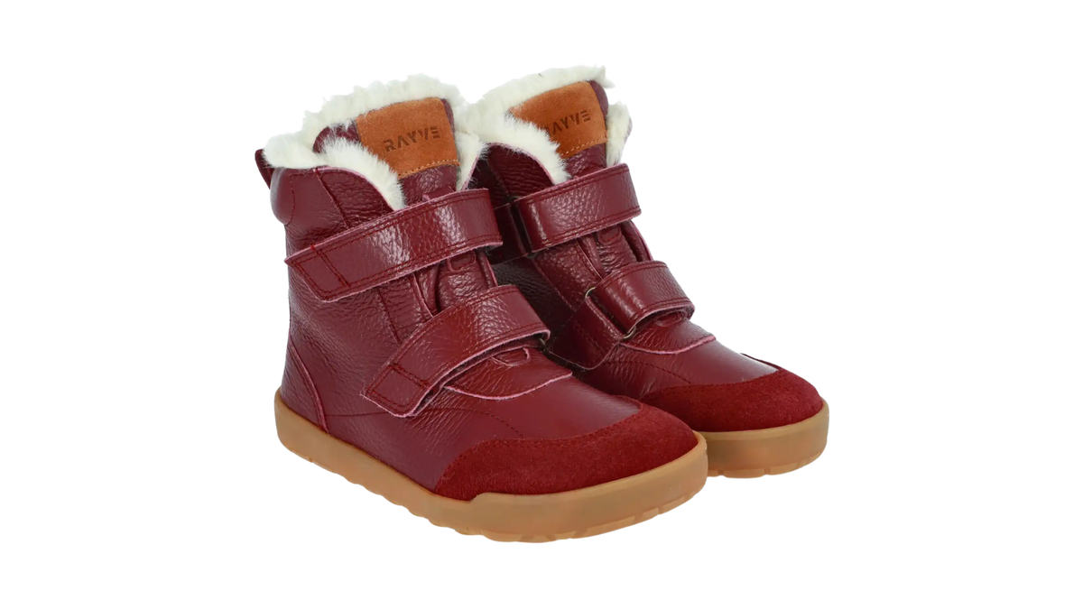 Paar Kinder-Barfußwinterstiefel mit zwei Klettverschlüssen, hohem Schaft und geschlossenen Zehen, schräge Vorderansicht