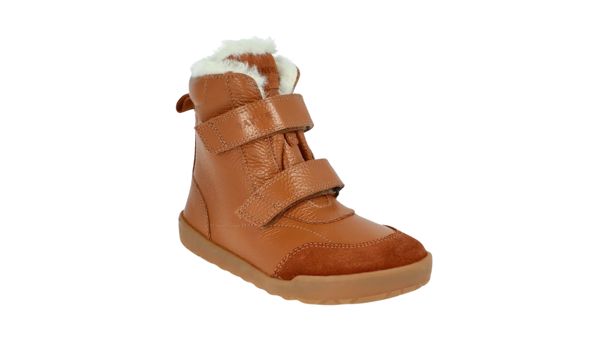 Kinder-Barfußwinterstiefel mit zwei Klettverschlüssen, hohem Schaft und sichtbarem Futter, schräge Vorderansicht