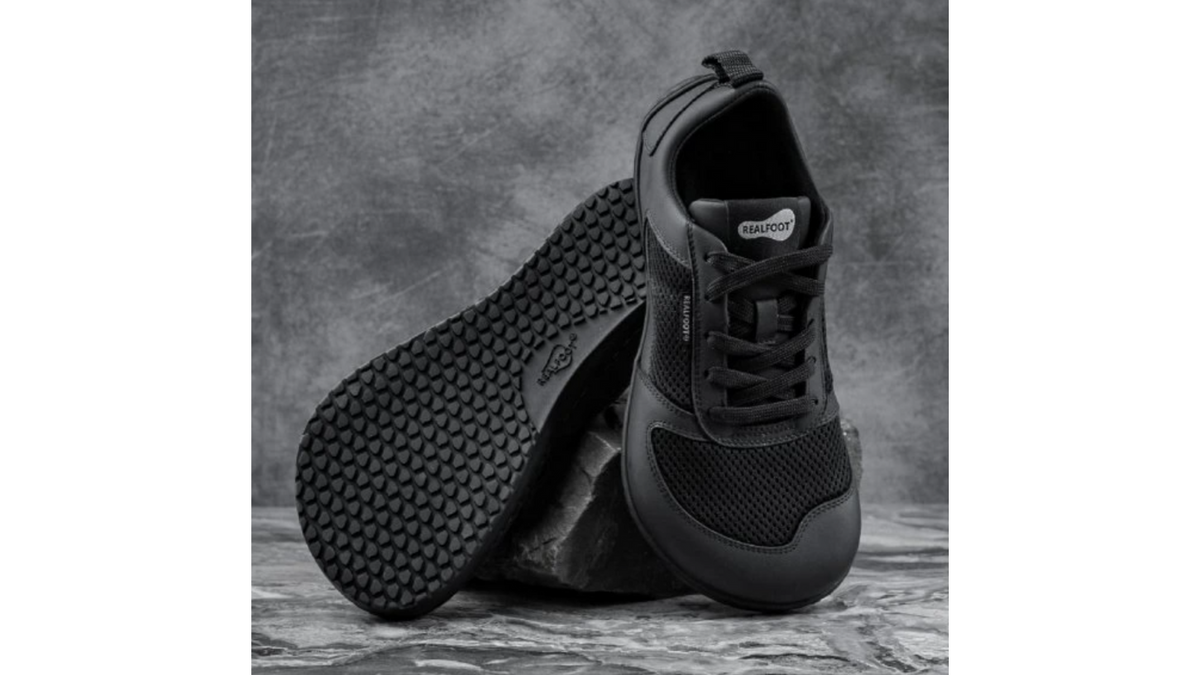 Barfußschuh mit Schnürung, breite Zehenbox, flache flexible Sohle, geschlossener Fersenbereich, schräge Vorderansicht
