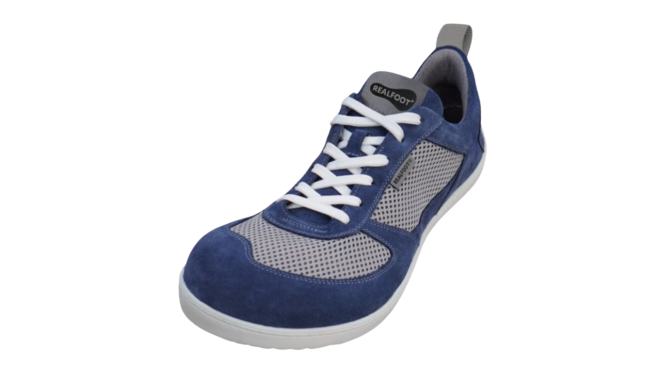 Barfußschuh mit Schnürung, breite Zehenbox, flache flexible Sohle, geschlossener Fersenbereich, schräge Vorderansicht