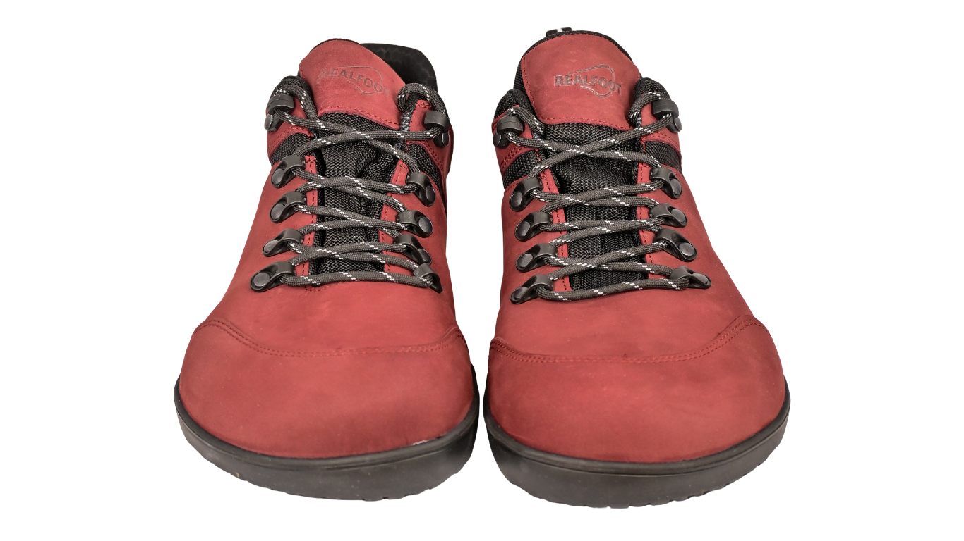 Barfußschuh mit Schnürung, breite Zehenbox, flache flexible Sohle, geschlossener Fersenbereich, getragen am Fuß, schräge Vorderansicht
