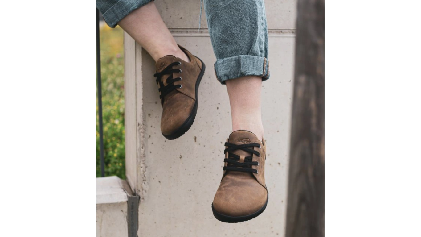 Barfußschuh mit Schnürung, flache flexible Sohle, breite Zehenbox, geschlossener Fersenbereich, am Fuß getragen