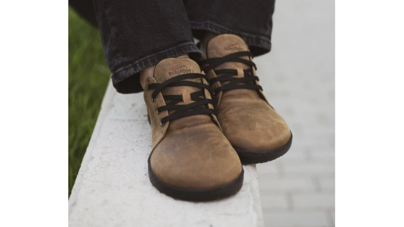 Barfußschuh mit Schnürung, flache flexible Sohle, breite Zehenbox, geschlossener Fersenbereich, am Fuß getragen