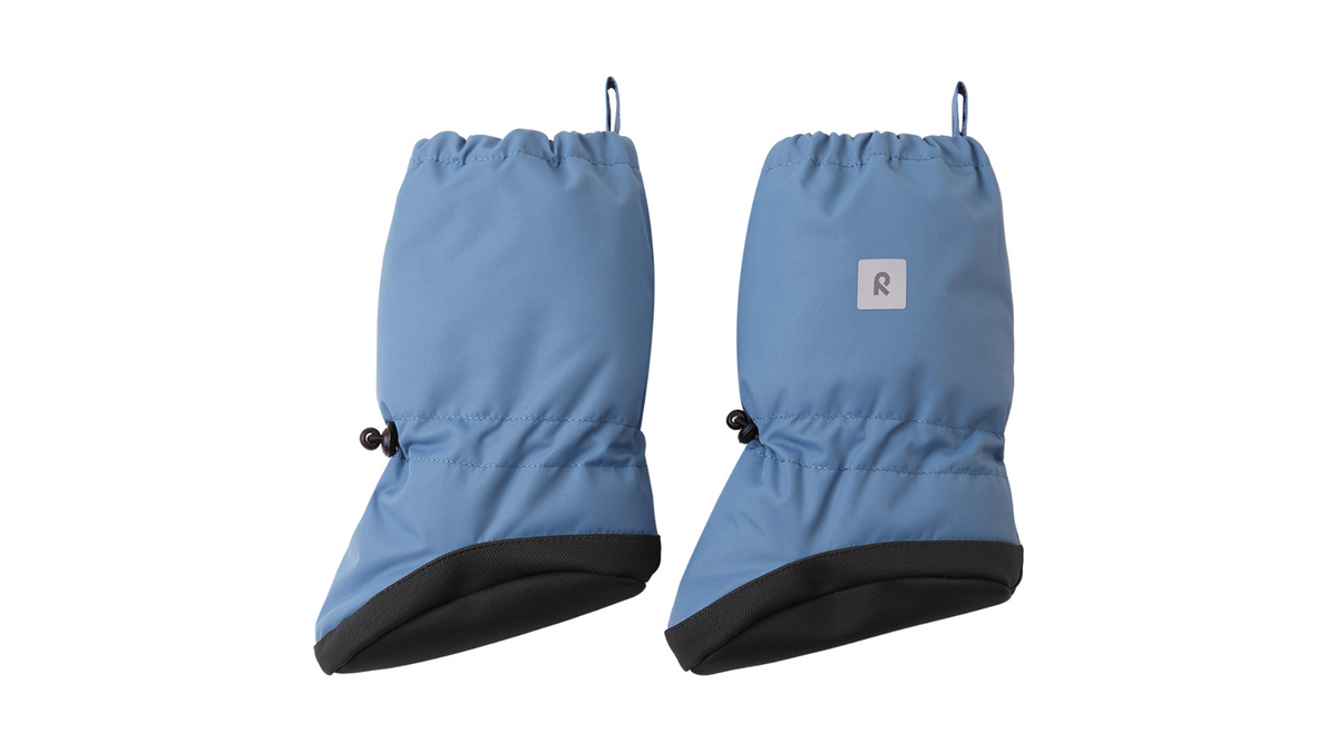 Hellblaue Baby-Überziehschuhe von Reima aus wasserabweisendem Material mit schwarzer Sohle und verstellbarem Gummizug.