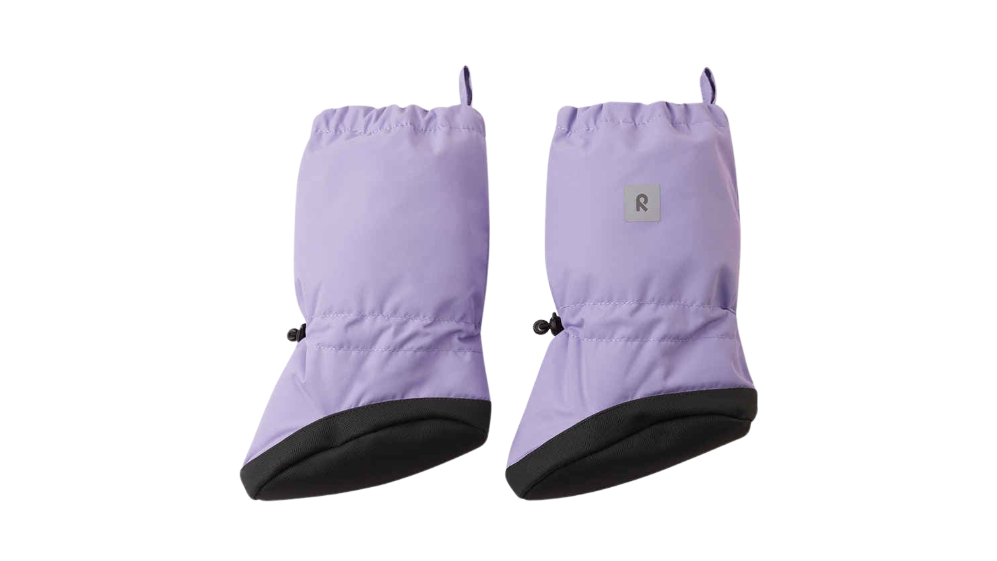 Fliederfarbene Baby-Überziehschuhe von Reima aus wasserabweisendem Material mit schwarzer Sohle und verstellbarem Gummizug, Seitenansicht