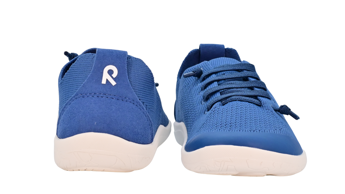 Barfußschuh für Kinder und Jugendliche, geschlossene Zehenpartie, geschlossener Fersenbereich, Schnürung, gestrickter Schaft, Zuglasche, flache Sohle, Rück- und Vorderansicht als Paar