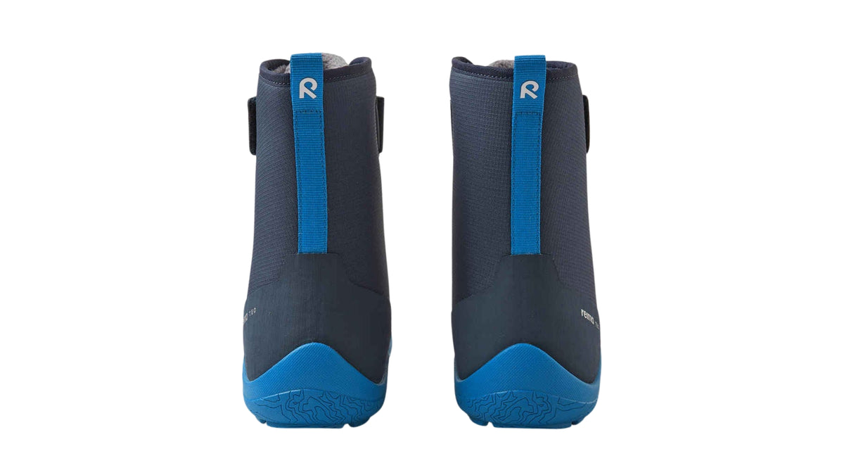 Barfußwinterstiefel für Kinder, geschlossene Zehenpartie, geschlossener Fersenbereich, Schnürung, Klettverschluss am Schaft, Zuglasche, profilierte Sohle, Rückansicht als Paar